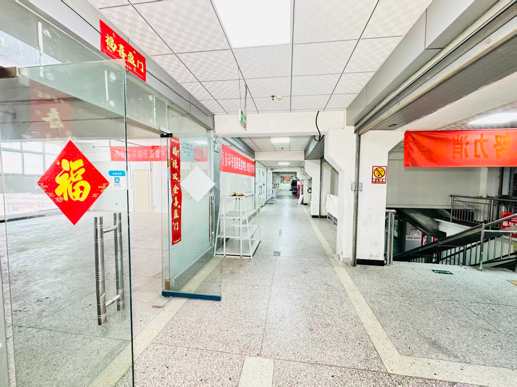 宝龙城市广场灵活办公空间，满足企业不同发展阶段需求 ✨ 商业配套完善，助力企业快速成长 ✨ AI产业资源链接，共建创新生态 ✨ 办公、展示、运营一体化空间  现在入驻，抢占AI产业发展新赛道！_COPY