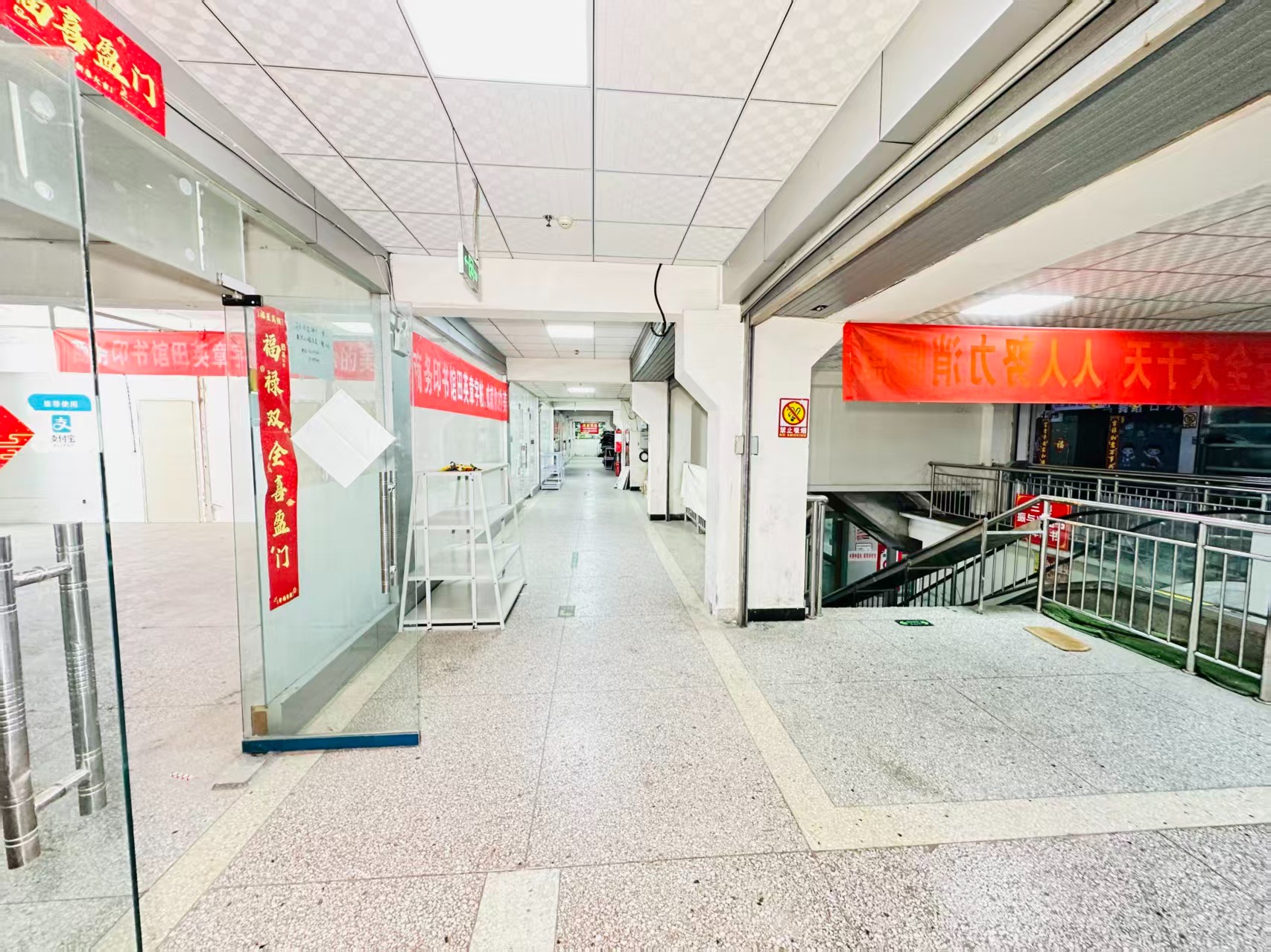 宝龙城市广场引入人工智能技术应用场景，推动AI与商业、零售、电商、企业服务等领域融合发展。